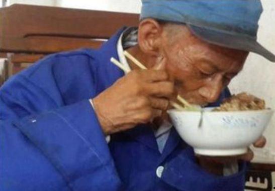 大爷擅自摘瓜吃瓜视频,意外走红网络