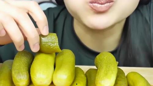 外国女吃腌制瓜,外国女性品尝中国腌制瓜的独特体验