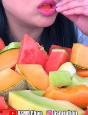 外国女吃腌制瓜,外国女性品尝中国腌制瓜的独特体验