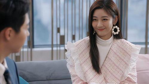 吃瓜让女友陪老总,吃瓜女友意外成为老总青睐的神秘助力